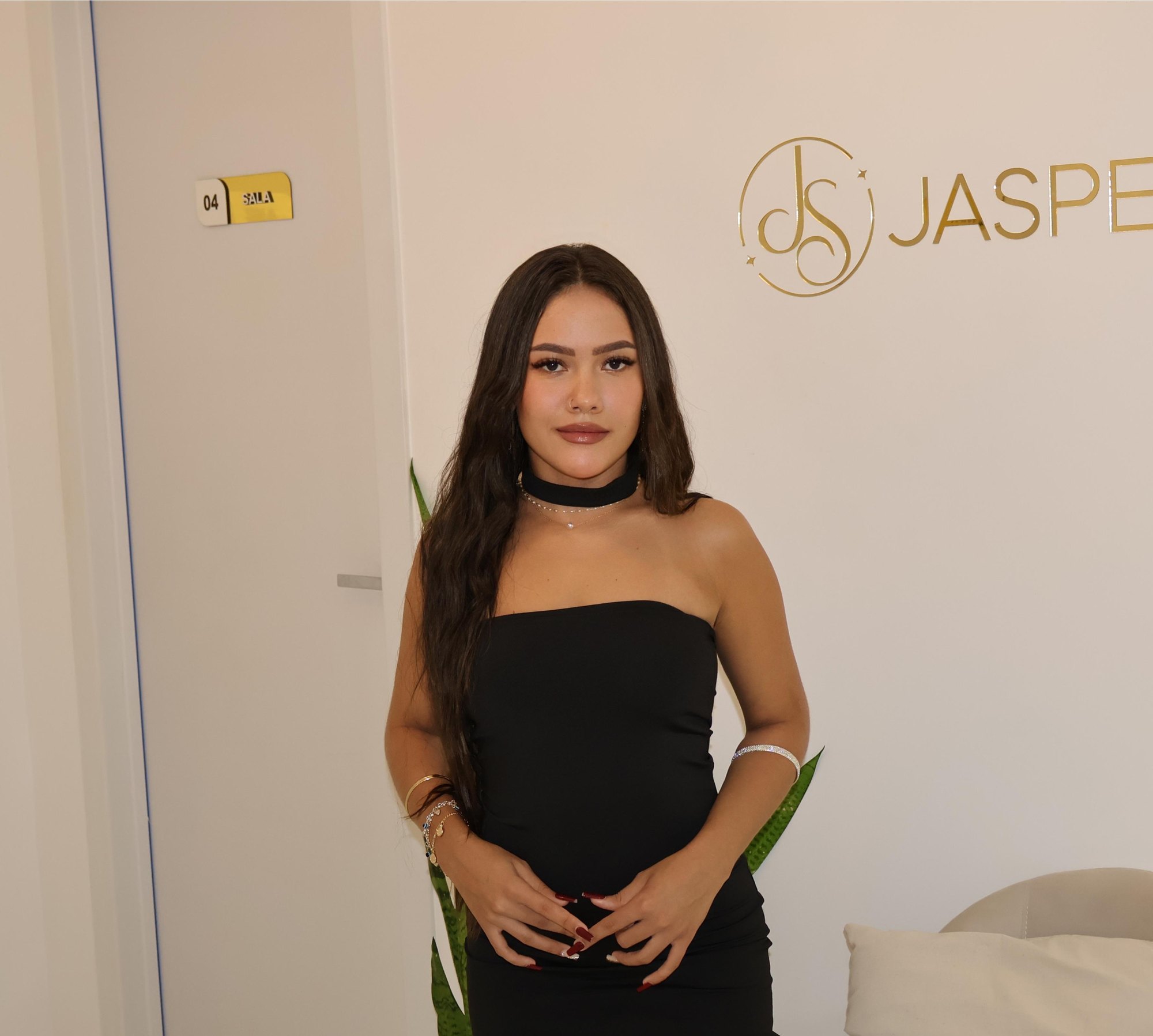 Foto da terapeuta Raquel Ferreira em pé no ambiente de atendimento